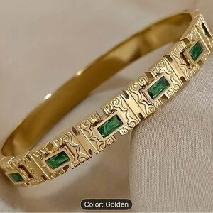 Elegant Gold and Green Women's Bracelet